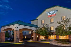 丹佛Fairfield Inn & Suites Denver Airport的 ⁇ 染一个公平场旅馆和套房