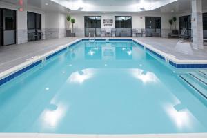 路易斯威尔Residence Inn by Marriott Louisville East/Oxmoor的大楼内一个蓝色的大型游泳池