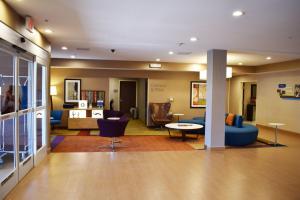 阿尔伯克基波特兰机场万豪费尔菲尔德套房酒店的医院的大厅,里面摆放着蓝色的椅子和桌子