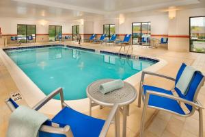 布里奇波特布里奇波特克拉克斯堡万豪广场套房酒店的酒店客房的游泳池配有桌椅