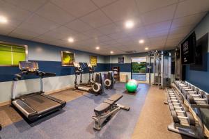 亨特斯维尔Four Points by Sheraton Charlotte - Lake Norman的健身房设有数台跑步机和有氧运动器材