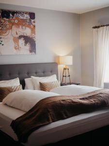 埃希特纳赫兰登哈弗住宿加早餐旅馆的一间卧室配有一张大床,床上有毯子