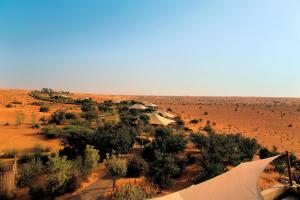 Murquab迪拜阿玛哈豪华精选沙漠水疗度假酒店的沙漠帐篷的空中景观