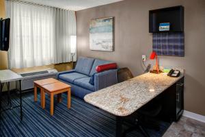 亚特兰大亚特兰大巴克黑德广场套房酒店的酒店客房设有沙发和客厅。