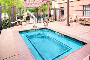 亚特兰大亚特兰大巴克黑德广场套房酒店的一个带桌椅的庭院内的游泳池