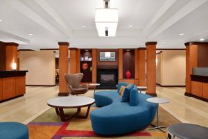 圣奥古斯丁圣奥古斯丁I-95费尔菲尔德万豪套房酒店的大堂设有蓝色的沙发和桌椅