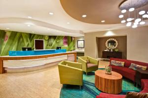 林夕昆高地SpringHill Suites by Marriott Baltimore BWI Airport的酒店大堂设有多彩家具的等候区