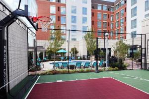 小石城小石城市中心万豪原住酒店的一个带篮球架的室外篮球场