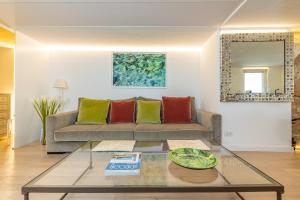 卡普里Casa Boutique by Capri 5 Senses的客厅配有沙发和桌子