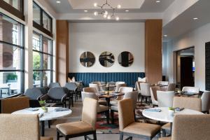 雷德蒙德雷德蒙西雅图万豪酒店的餐厅设有桌椅和窗户。