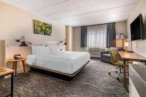 沃里克Fairfield Inn & Suites by Marriott Providence Airport Warwick的配有一张床和一张书桌的酒店客房