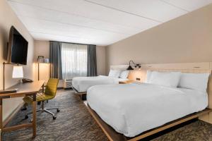 沃里克Fairfield Inn & Suites by Marriott Providence Airport Warwick的酒店客房配有两张床和一张书桌