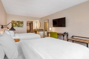 沃里克Fairfield Inn & Suites by Marriott Providence Airport Warwick的酒店客房设有两张床和一台平面电视。