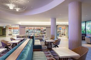 迈阿密迈阿密机场万豪酒店的一间带沙发和桌椅的餐厅