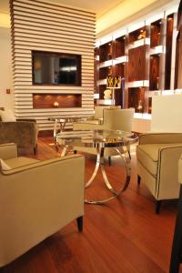 胡安莱潘安提布 - 瑞昂莱潘大使万豪AC酒店的客厅配有玻璃桌和椅子
