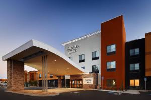 弗雷斯诺Fairfield Inn & Suites by Marriott Fresno Yosemite International Airport的停车场遮阳篷的酒店大楼