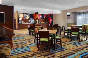 弗雷斯诺Fairfield Inn & Suites by Marriott Fresno Yosemite International Airport的一间带桌椅的用餐室和一间自助餐厅