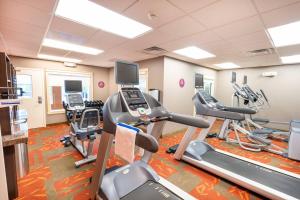 McKownville奥尔巴尼华盛顿大道万豪原住客栈的一间健身房,里面设有跑步机和椭圆机