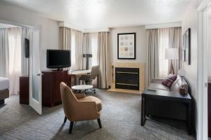 霍舍姆费城威洛格罗夫住宅酒店的一间配备有沙发及电视的酒店客房