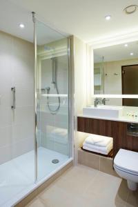 戴斯阿伯丁机场万怡酒店的带淋浴、卫生间和盥洗盆的浴室