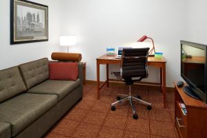 明尼阿波利斯明尼阿波利斯市区/北环万豪广场套房酒店的客厅配有沙发和带电脑的书桌
