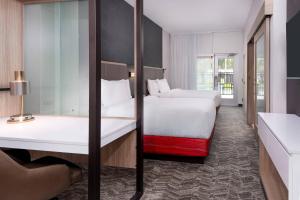 莱克兰SpringHill Suites Lakeland的酒店客房,设有两张床和镜子