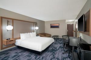 孟菲斯孟菲斯I-240与帕金斯费尔菲尔德酒店的配有一张床和一台平面电视的酒店客房