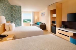 比亚埃尔莫萨塔巴斯科维拉埃尔莫萨万豪费尔菲尔德客栈及套房的酒店客房设有两张床和一台平面电视。