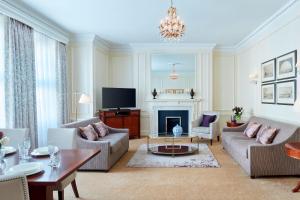 伦敦Grand Residences by Marriott - Mayfair-London的带沙发和壁炉的客厅