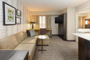 北小石城Residence Inn by Marriott North Little Rock的带沙发的客厅和带沙发床的房间