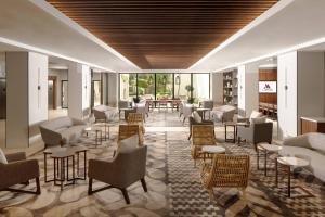 棕榈滩花园棕榈滩花园万豪酒店的大堂配有沙发、椅子和桌子