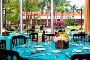 迈阿密迈阿密机场万怡酒店的一张桌子,为派对准备,配有蓝色的桌子和椅子