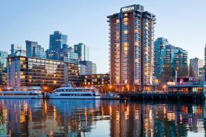 温哥华The Westin Bayshore, Vancouver的水面上乘船的城市景观