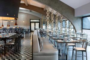 里诺Renaissance Reno Downtown Hotel & Spa的餐厅用餐室配有桌椅