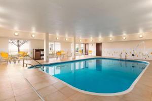 曼凯托曼凯托费尔菲尔德客栈及套房的一座配有桌椅的酒店游泳池