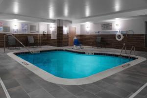 落基山Fairfield Inn & Suites Rocky Mount的大楼内的大型游泳池