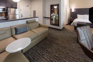Waite ParkResidence Inn by Marriott St. Cloud的客厅配有沙发和1张床