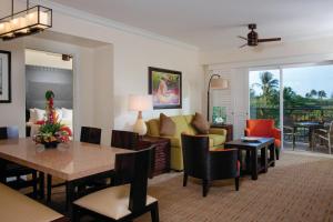 科洛阿威尔亥海滩俱乐部万豪酒店的客厅配有沙发和桌子