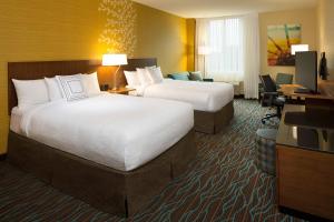 卡尔加里Fairfield Inn & Suites by Marriott Calgary Downtown的酒店客房配有两张床和一张书桌