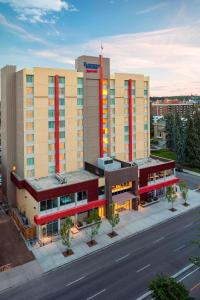 卡尔加里Fairfield Inn & Suites by Marriott Calgary Downtown的享有酒店大楼的空中景致,街道
