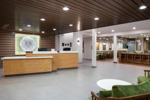 彭萨科拉Fairfield by Marriott Inn & Suites Pensacola Pine Forest的医院的大厅,有等候室