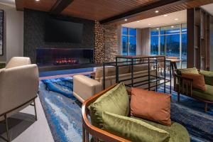 克拉马斯福尔斯Fairfield Inn & Suites by Marriott Klamath Falls的带沙发和壁炉的客厅