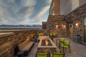 里诺SpringHill Suites by Marriott Reno的庭院配有桌椅和壁炉。