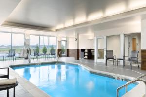 奥法伦Fairfield by Marriott Inn and Suites O Fallon IL的大楼内一个蓝色的大型游泳池