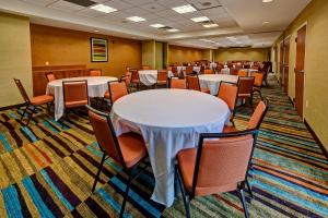 俄克拉何马城俄克拉荷马城机场万豪费尔菲尔德套房酒店的一间会议室,里面配有桌椅