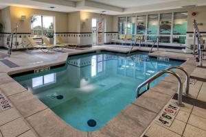俄克拉何马城俄克拉荷马城机场万豪费尔菲尔德套房酒店的蓝色的游泳池,位于酒店客房内