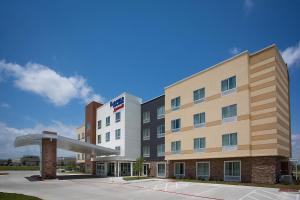 达拉斯Fairfield Inn & Suites by Marriott Dallas West/I-30的前面有标志的酒店大楼