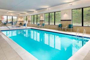 罗宾逊镇匹兹堡机场/罗宾逊镇万豪广场酒店的蓝色的大游泳池,位于酒店客房内