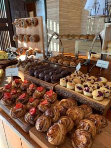 安曼安曼凯悦大酒店的面包店的甜甜圈和糕点展示