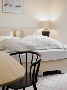 埃希特纳赫兰登哈弗住宿加早餐旅馆的一间卧室配有一张带桌子和椅子的床